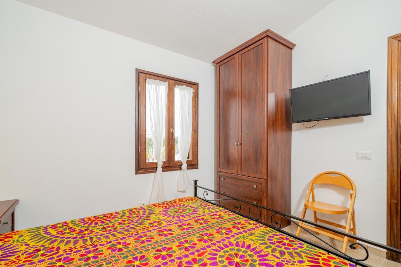 Appartamento Trilocale Le Canne 4 Posti Letto Con Giardino E Posto Auto Privato ซาน เตโอโดโร ภายนอก รูปภาพ